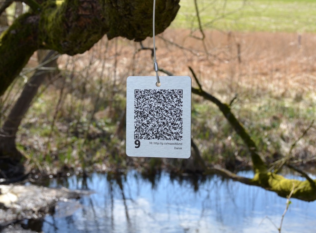 QR-tag printet på aluplade